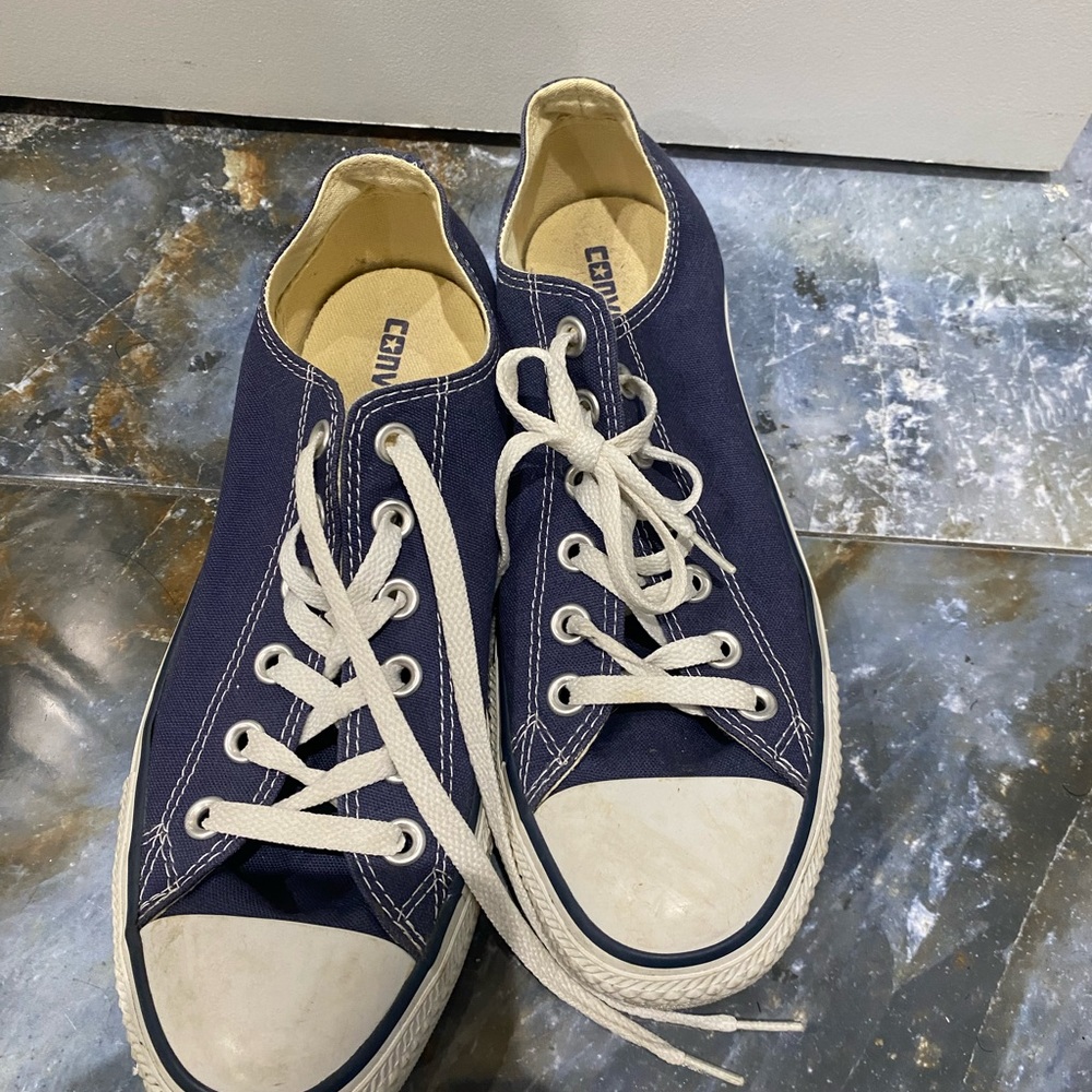 Women’s 9 navy converse